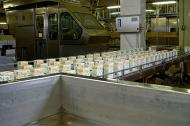 Стройными рядами выходят с линии пакеты молока «Клевер»